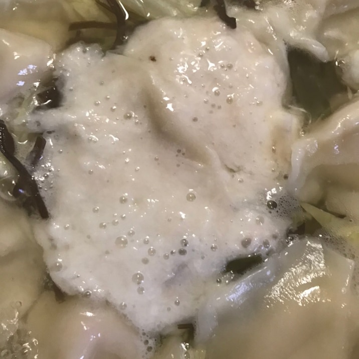 水餃子とネギ、白菜の長芋トロロ鍋